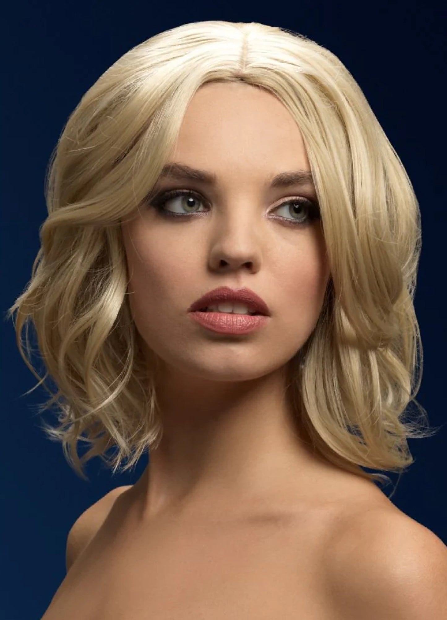 Pruik Olivia dark blonde